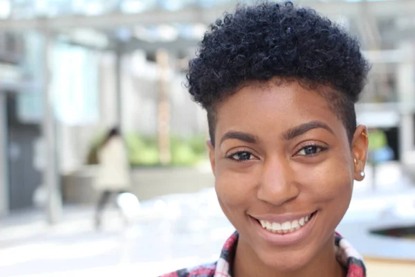Nahaufnahme Einer Afroamerikanischen Studentin Auf Dem Campus — Stockfoto