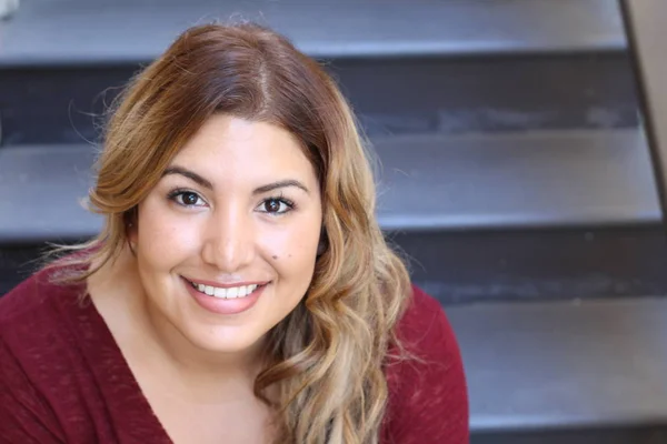 Portrait Young Hispanic Female Smiling — Stok fotoğraf