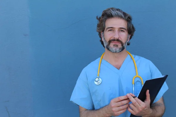 Portret Przystojnego Dorosłego Lekarza Stetoskopem Przed Niebieską Ścianą — Zdjęcie stockowe