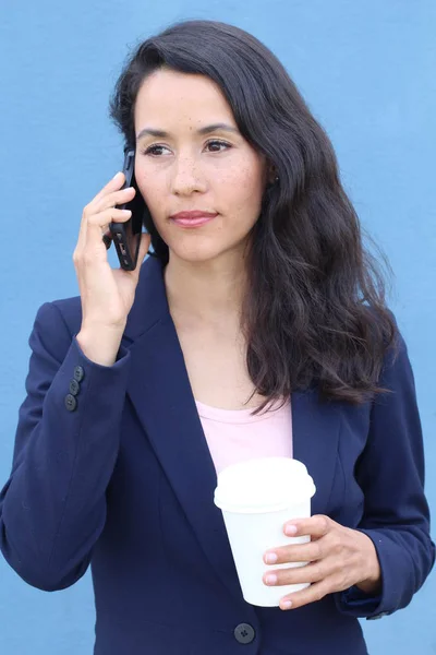 Spanyol Işkadını Ofis Çalışanı Kahve Molasında Cep Telefonuyla Fotokopi Alanıyla — Stok fotoğraf