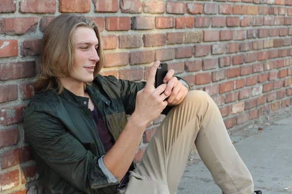 Közeli Portré Jóképű Fiatal Elegáns Férfi Hosszú Haj Segítségével Smartphone — Stock Fotó