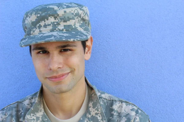 Närbild Porträtt Stilig Ung Soldat Framför Blå Vägg — Stockfoto