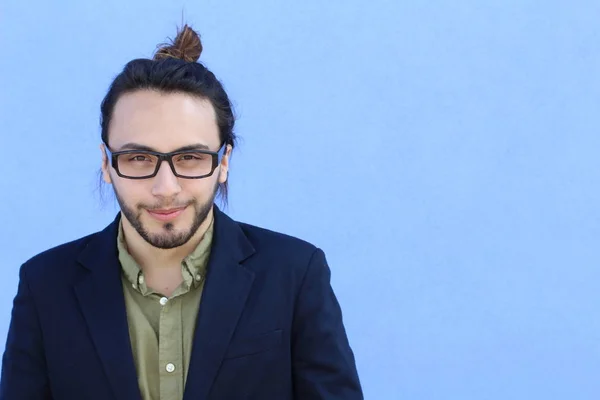 Close Retrato Belo Jovem Com Cabelos Longos Frente Parede Azul — Fotografia de Stock