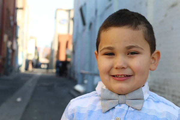 Buiten Portret Van Schattig Jongetje Horen Strikje — Stockfoto