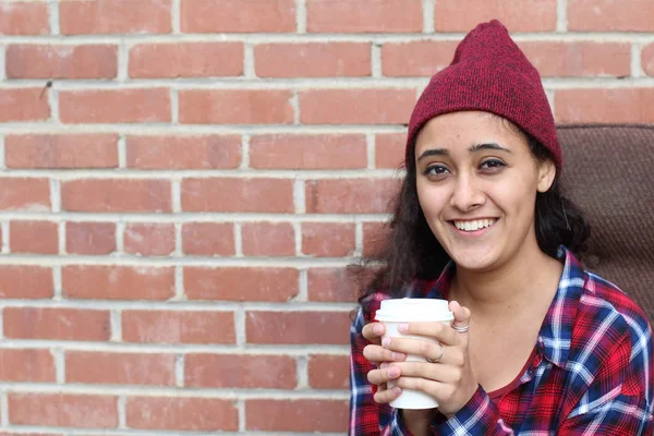 Felice Sorridente Donna Turista Adulta Possesso Tazza Caffè Carta Godersi — Foto Stock