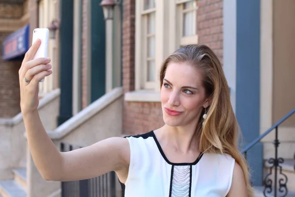 Hübsche Lächelnde Blondine Macht Selfie Freien Vor Städtischem Hintergrund — Stockfoto