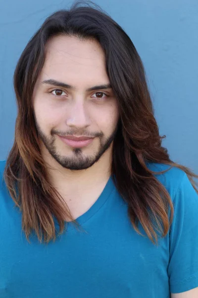 Close Retrato Belo Jovem Com Cabelos Longos Frente Parede Azul — Fotografia de Stock