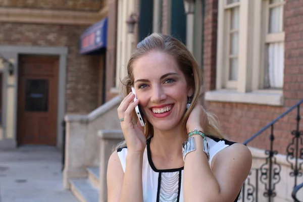 Bastante Sonriente Rubia Hablando Por Teléfono Aire Libre Sobre Fondo — Foto de Stock
