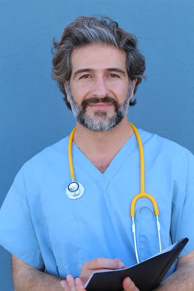 Close Retrato Belo Médico Adulto Com Estetoscópio Frente Parede Azul — Fotografia de Stock