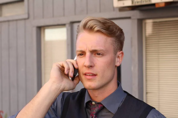 英国绅士美的概念 年轻英俊男子在户外使用电话的肖像 — 图库照片