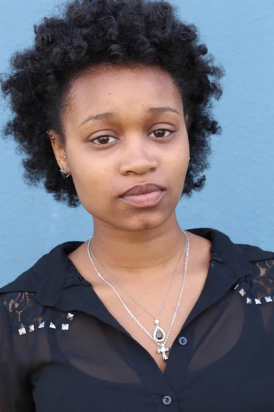 Retrato Uma Bela Mulher Africana Olhando Para Câmera Sobre Fundo — Fotografia de Stock