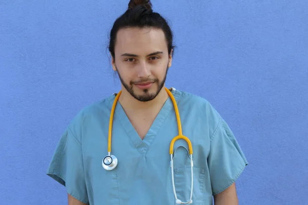 Close Retrato Belo Jovem Médico Com Estetoscópio Frente Parede Azul — Fotografia de Stock