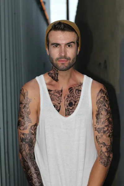 Крупный План Красивого Молодого Человека Татуировками Повседневной Одежде Улице — стоковое фото
