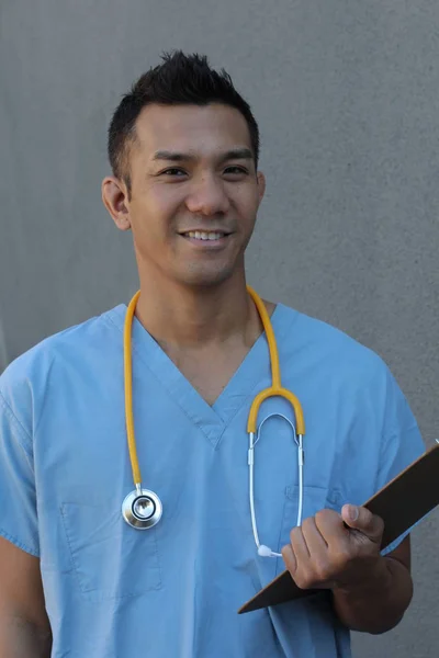 Männliche Philippinische Gesundheitsexpertin Porträt Auf Studiohintergrund — Stockfoto