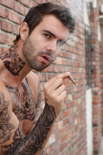 Närbild Bild Stilig Ung Man Med Tatueringar Avslappnade Kläder Gatan — Stockfoto