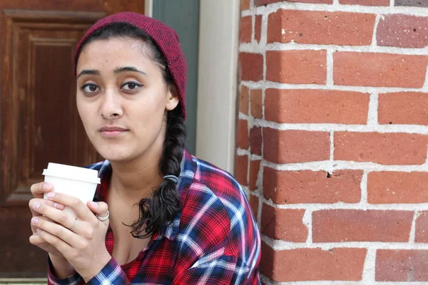 幸せな笑顔の大人の観光客の女性紙コーヒーカップを保持し 街の通りを楽しむ — ストック写真