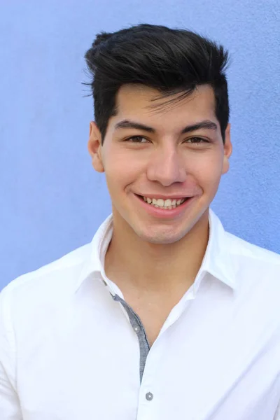 Close Retrato Belo Jovem Posando Frente Parede Azul — Fotografia de Stock