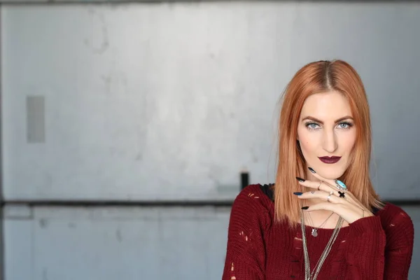 Retrato Estudio Mujer Gruñona Pelirroja Con Maquillaje Brillante —  Fotos de Stock