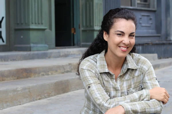 Attraente Donna Alla Moda Mezza Età Strada Guardando Pensieroso Fotocamera — Foto Stock