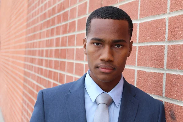 Retrato Cerca Del Apuesto Hombre Negocios Afroamericano Frente Pared Ladrillo — Foto de Stock