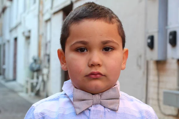 Відкритому Повітрі Портрет Милого Маленького Хлопчика Який Чує Краватку — стокове фото