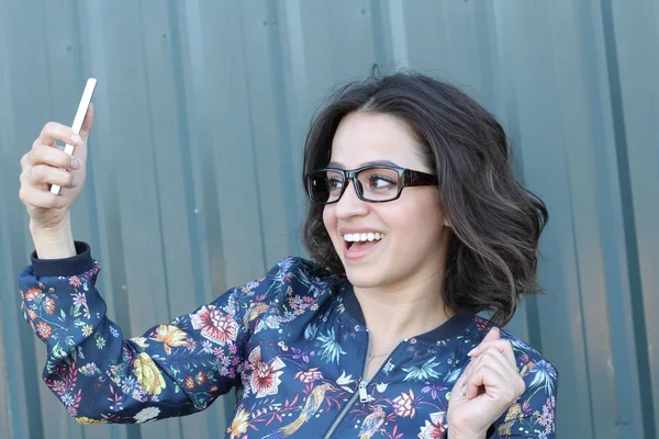 Junge Frau Mit Sonnenbrille Benutzt Handy — Stockfoto