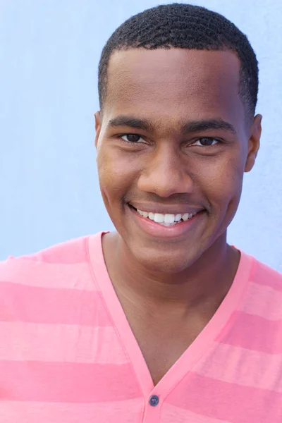 평상복을 잘생긴 아프리카 미국인 청년의 — 스톡 사진