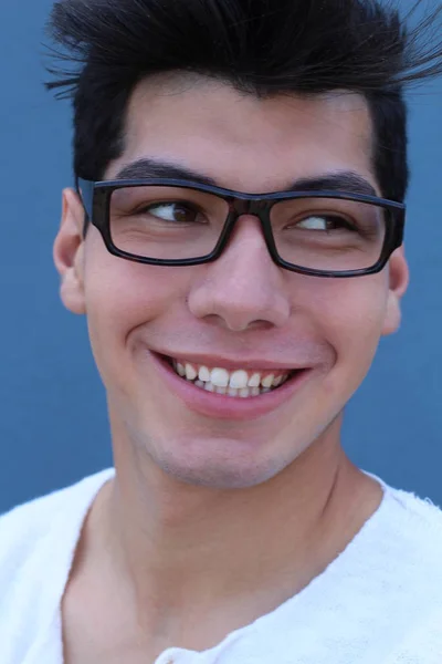 Retrato Cerca Del Joven Guapo Camisa Blanca Anteojos Posando Frente —  Fotos de Stock