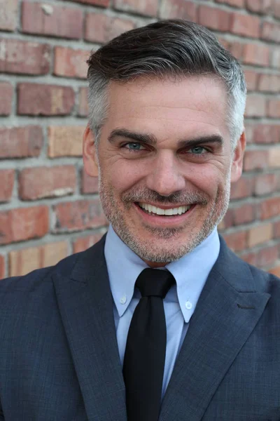 Yakışıklı, olgun iş adamının sokaktaki yakın çekimi.