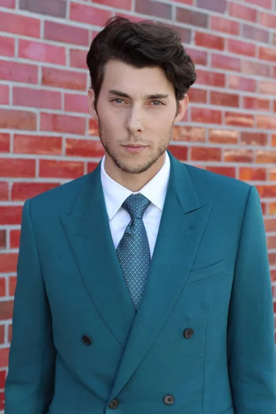 Närbild Porträtt Stilig Ung Affärsman Blå Kostym Framför Röd Tegelvägg — Stockfoto