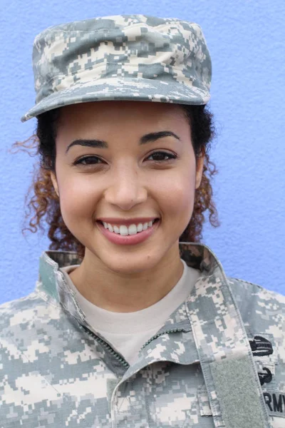 Militär Mädchen Auf Blauem Hintergrund Mit Kopierraum — Stockfoto
