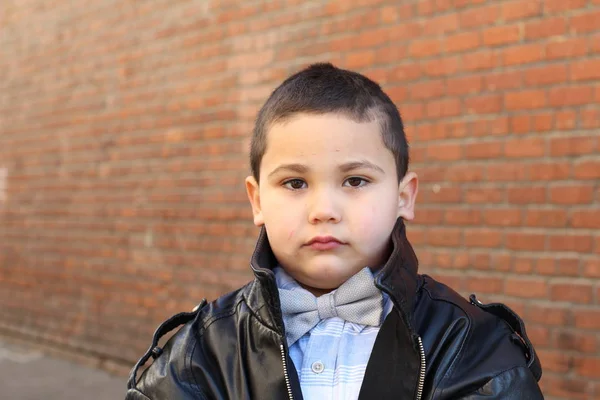 Відкритому Повітрі Портрет Милий Маленький Хлопчик Який Чує Краватку Бантом — стокове фото