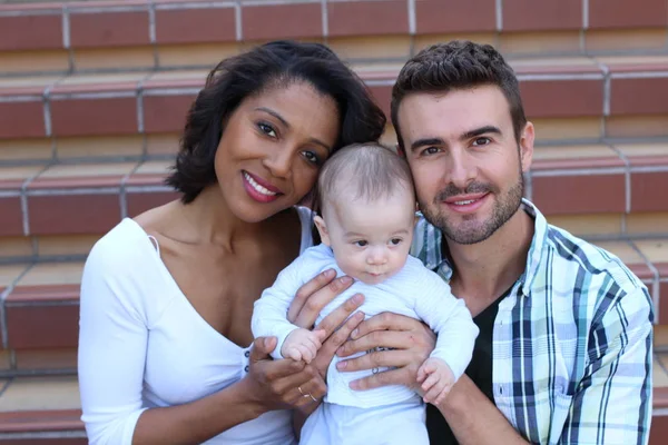 Casal Inter Racial Abraçando Com Seu Recém Nascido — Fotografia de Stock