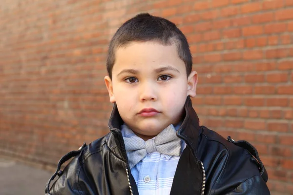 Retrato Aire Libre Lindo Niño Escuchando Lazo Lazo Chaqueta Cuero —  Fotos de Stock