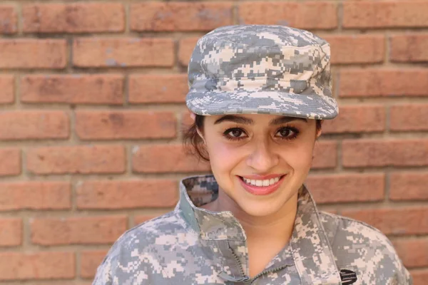 Retrato Cerca Mujer Soldado Uniforme Camuflaje Calle —  Fotos de Stock