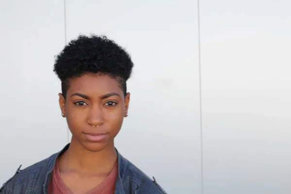 Beleza Mulher Africana Com Cabelo Encaracolado Curto Vestindo Jaqueta Couro — Fotografia de Stock