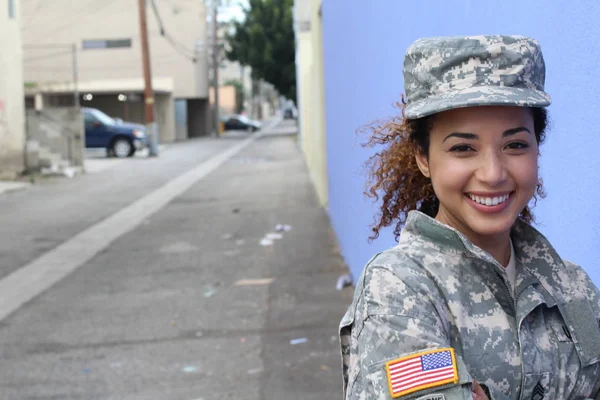 Chica Militar Sobre Fondo Azul Con Espacio Copia —  Fotos de Stock