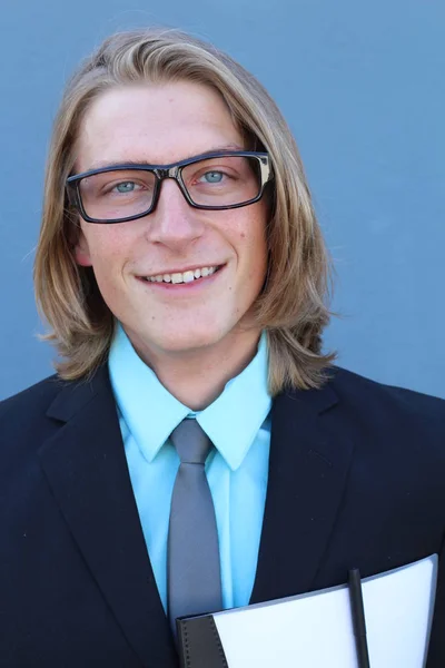 Close Retrato Belo Jovem Empresário Elegante Com Cabelo Comprido Rua — Fotografia de Stock