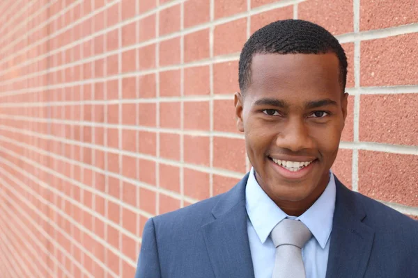 Retrato Cerca Del Apuesto Hombre Negocios Afroamericano Frente Pared Ladrillo — Foto de Stock