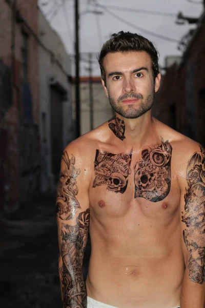 Aproape Împușcat Tânăr Frumos Tatuaje Haine Casual Stradă — Fotografie, imagine de stoc