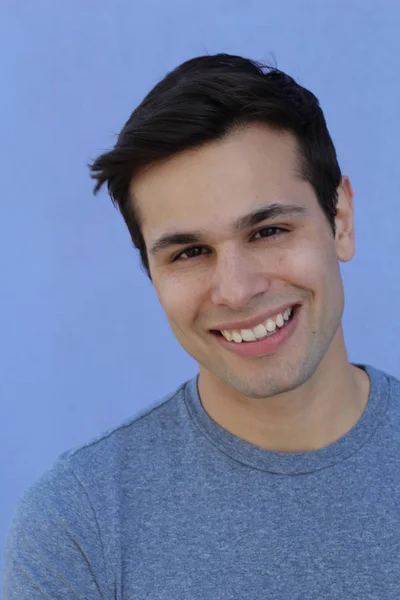 Close Retrato Belo Jovem Roupas Casuais Frente Parede Azul — Fotografia de Stock