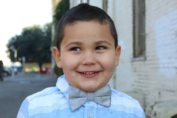 Buiten Portret Van Schattig Jongetje Horen Strikje — Stockfoto