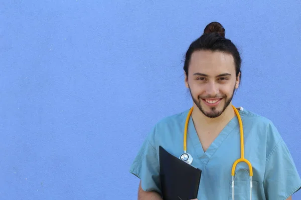 Potret Close Dari Dokter Muda Tampan Dengan Stetoskop Depan Dinding — Stok Foto