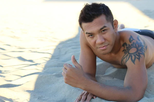 落日时分在海滨的年轻英俊 赤裸的亚洲男子的肖像 — 图库照片