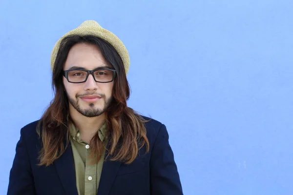 Close Retrato Belo Jovem Com Cabelos Longos Frente Parede Azul — Fotografia de Stock