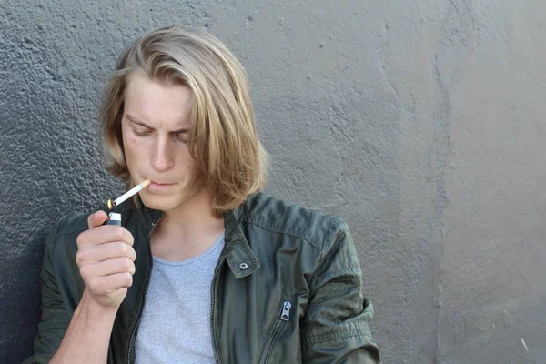 Close Retrato Bonito Jovem Elegante Homem Com Cabelo Comprido Fumar — Fotografia de Stock