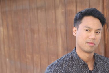 yakışıklı bir genç Asyalı adam portresi