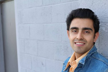 Sokaktaki yakışıklı melez adamın yakın plan portresi.