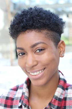 Kampüsteki Afrikalı Amerikalı üniversiteli kız öğrencinin yakın çekimi.