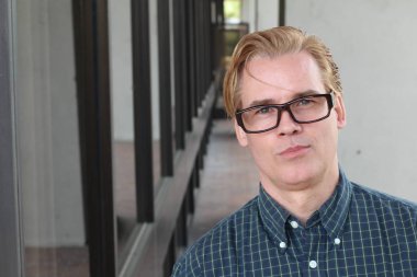 Sokakta siyah gömlekli yakışıklı bir adamın yakın plan portresi.